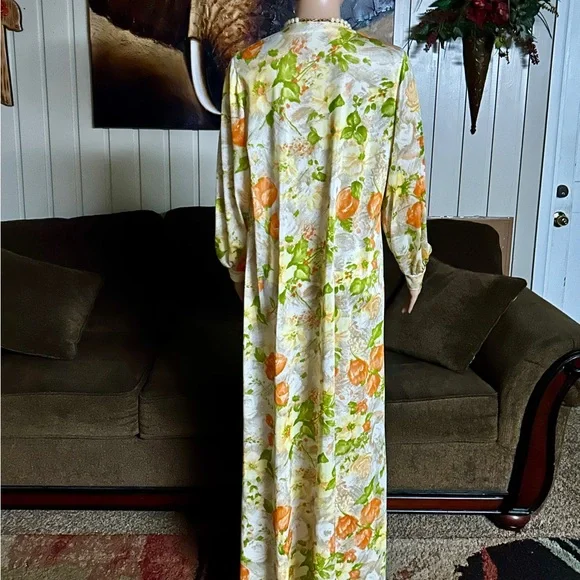 Virginia Wallace • Vintage • Medium • Yellow/Orange/Brown • Floral • Nightgown